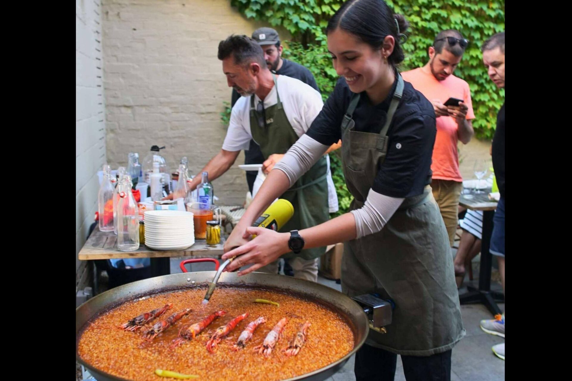 ¡La Paella de carabineros conquista los paladares de los neoyorquinos!  Edu Torres y José Andrés Revolucionan la Gran Manzana