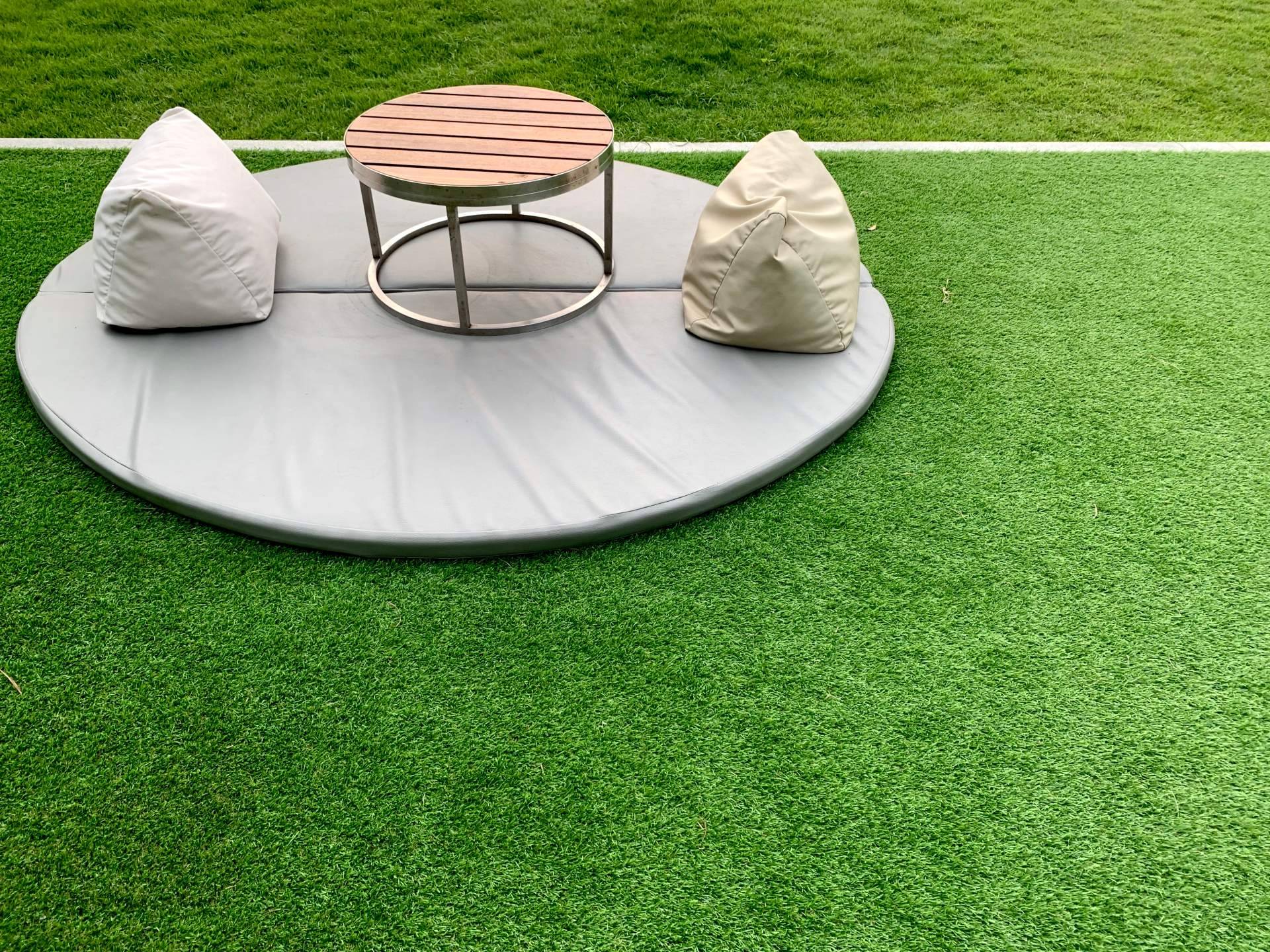 Transformar la terraza con un césped artificial de calidad