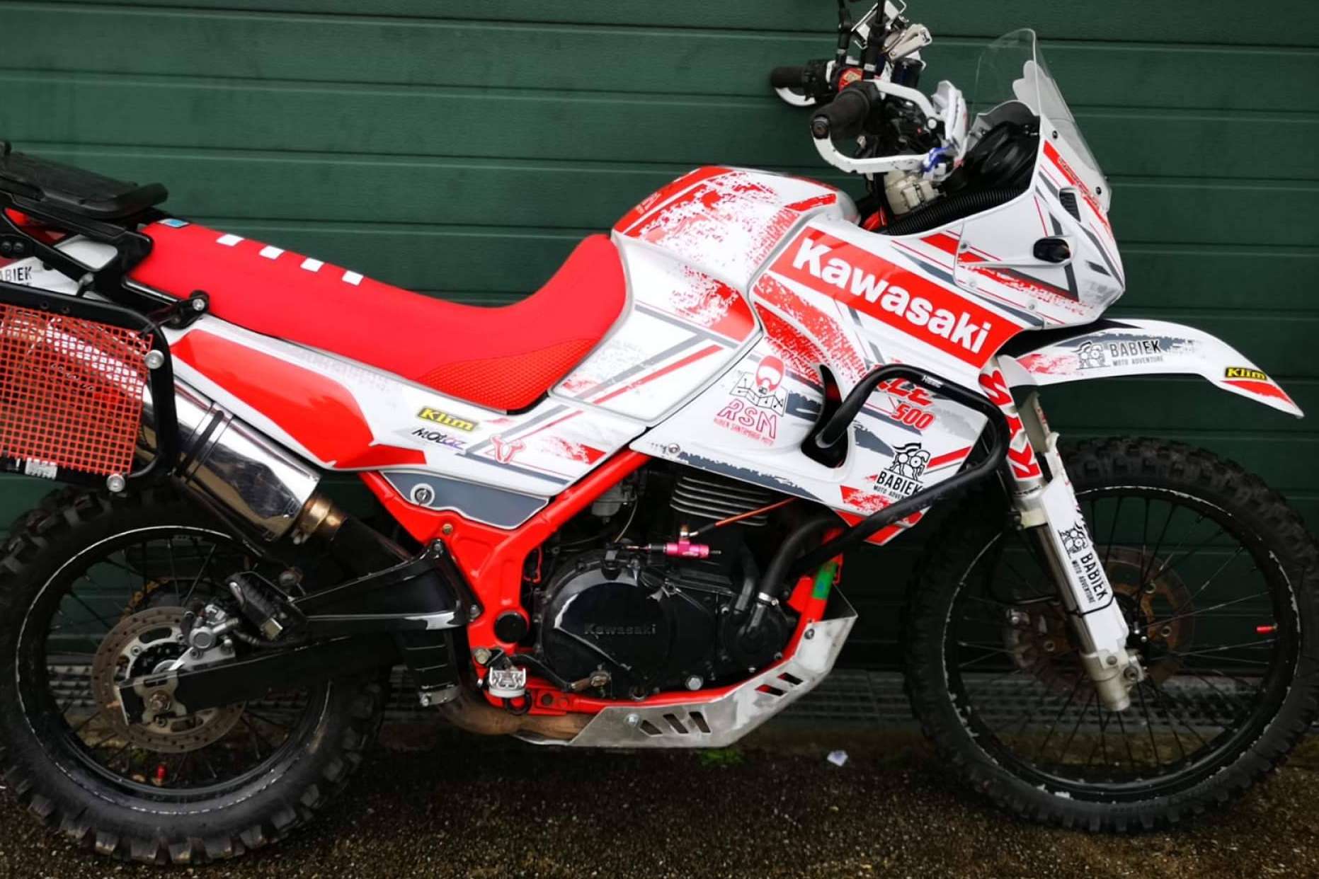 Personalización y durabilidad, las pegatinas para moto de ADHESIVOSEMBARRADOS marcan la diferencia