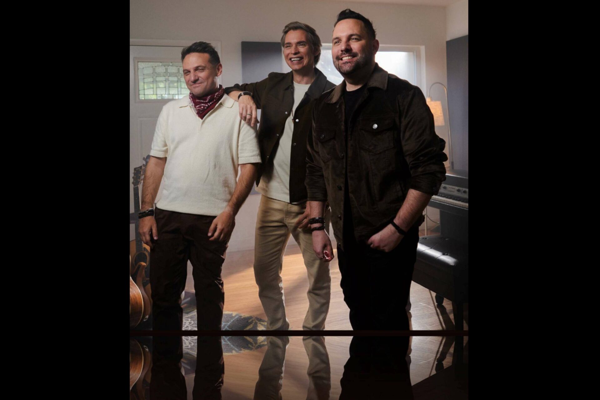 SanLuis y Carlos Baute encienden la pista con una vibrante versión salsa de 'Hay Fuego'