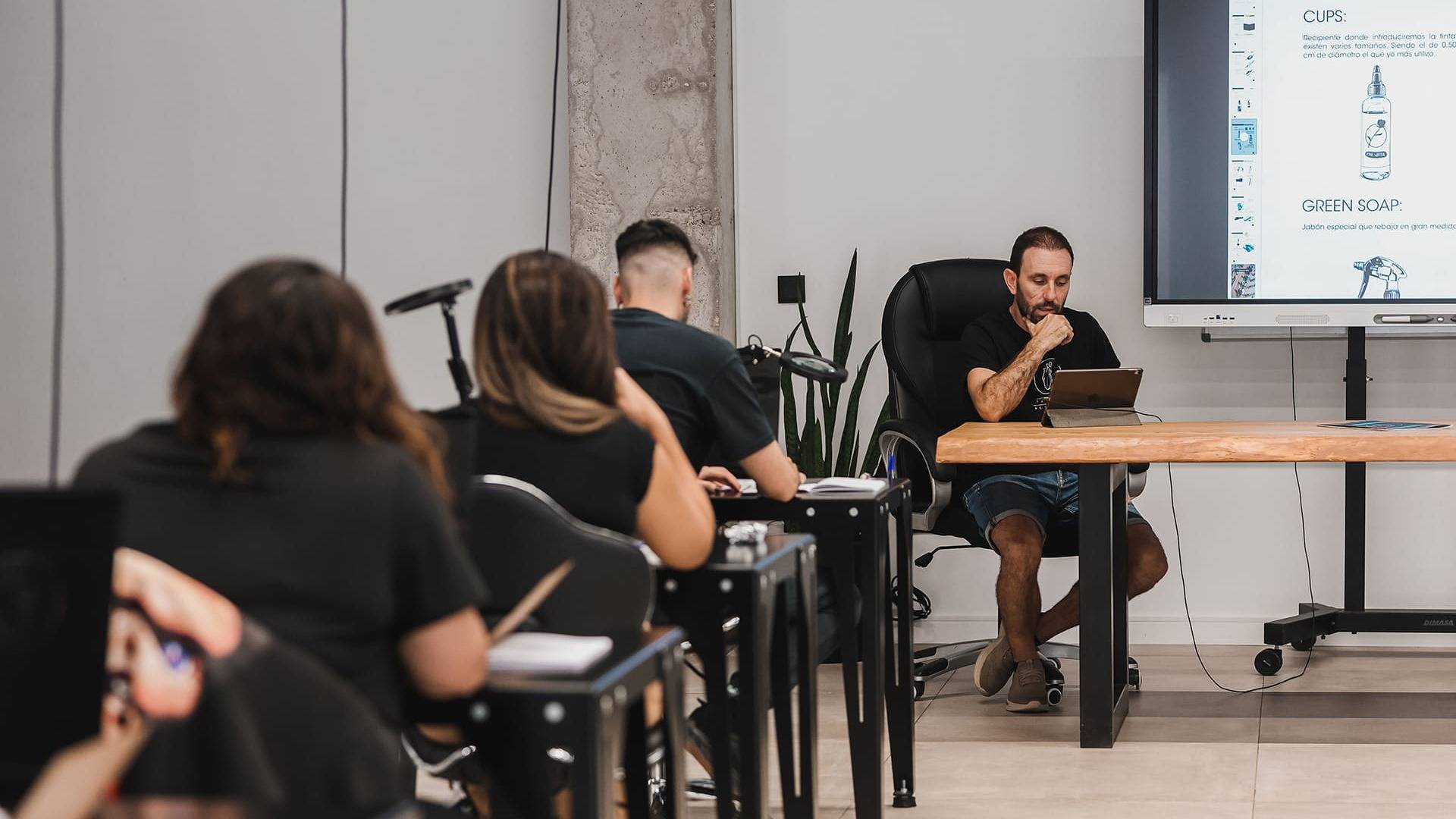 Por qué aprender a tatuar requiere práctica real en un curso presencial