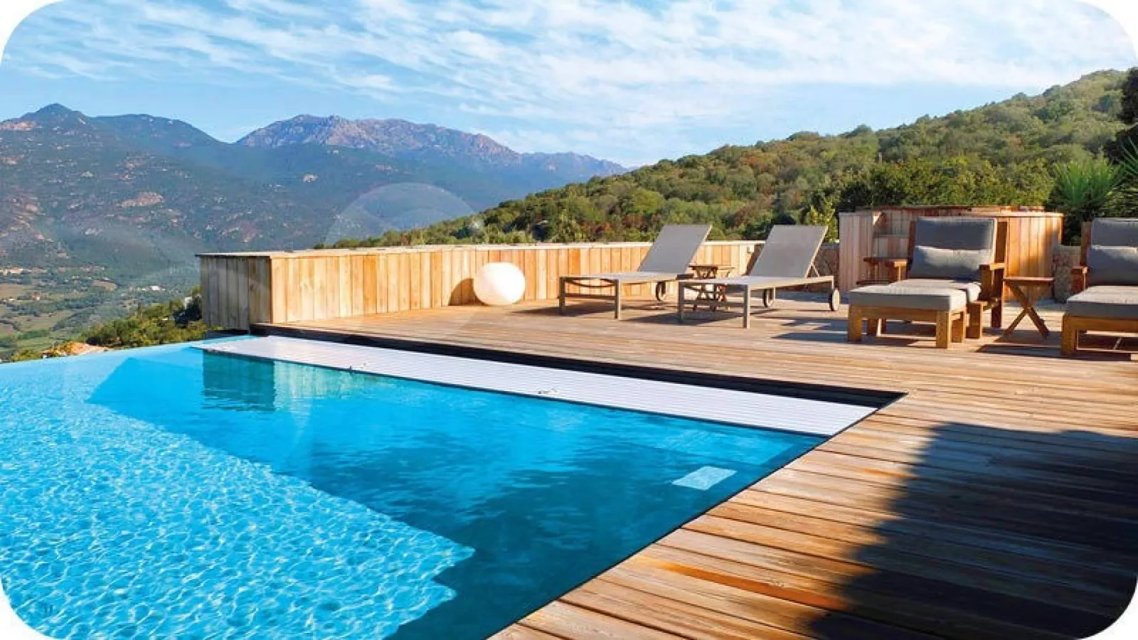 Cubrir la piscina también permite ahorrar agua, energía y tiempo de mantenimiento